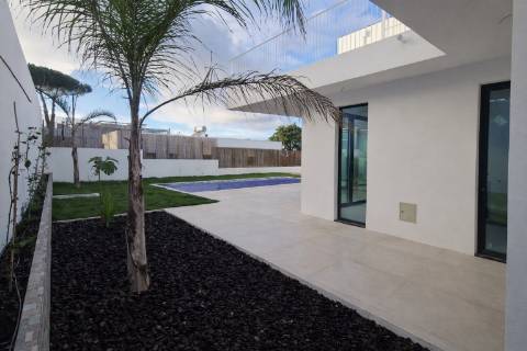 Moradia de Luxo em Sesimbra com Design Exclusivo e Vistas Incomparáveis