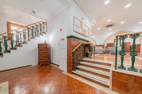 Prédio Urbano em Propriedade Total com Potencial Residencial - Campo de Ourique / Largo do Rato, Lisboa