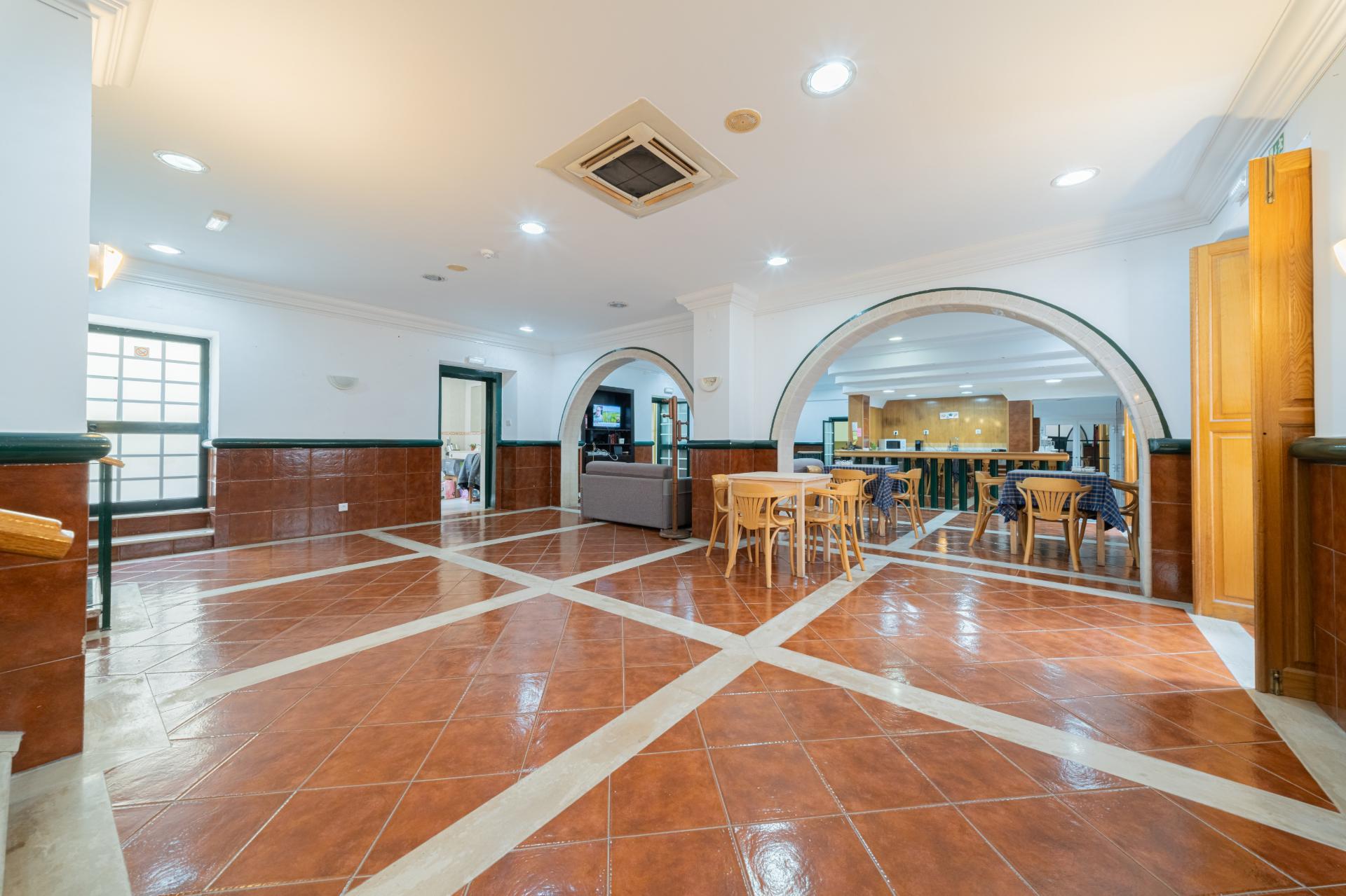 Prédio Urbano em Propriedade Total com Potencial Residencial - Campo de Ourique / Largo do Rato, Lisboa