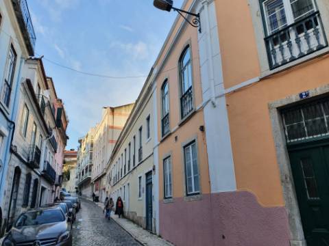 Prédio Urbano em Propriedade Total com Potencial Residencial - Campo de Ourique / Largo do Rato, Lisboa