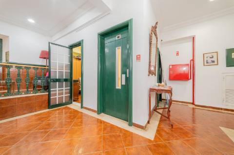 Prédio Urbano em Propriedade Total com Potencial Residencial - Campo de Ourique / Largo do Rato, Lisboa