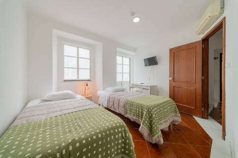 Prédio Urbano em Propriedade Total com Potencial Residencial - Campo de Ourique / Largo do Rato, Lisboa