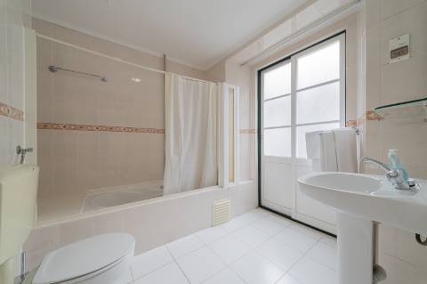 Prédio Urbano em Propriedade Total com Potencial Residencial - Campo de Ourique / Largo do Rato, Lisboa