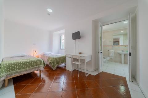 Prédio Urbano em Propriedade Total com Potencial Residencial - Campo de Ourique / Largo do Rato, Lisboa