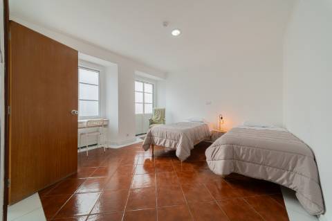 Prédio Urbano em Propriedade Total com Potencial Residencial - Campo de Ourique / Largo do Rato, Lisboa