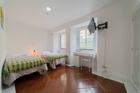 Prédio Urbano em Propriedade Total com Potencial Residencial - Campo de Ourique / Largo do Rato, Lisboa