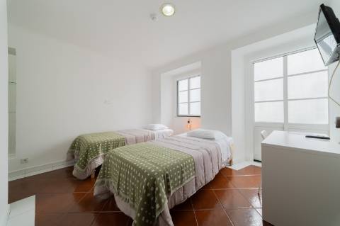 Prédio Urbano em Propriedade Total com Potencial Residencial - Campo de Ourique / Largo do Rato, Lisboa