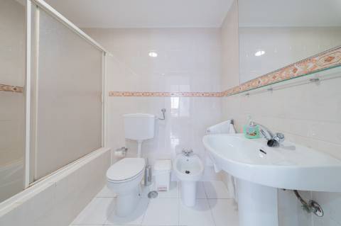 Prédio Urbano em Propriedade Total com Potencial Residencial - Campo de Ourique / Largo do Rato, Lisboa