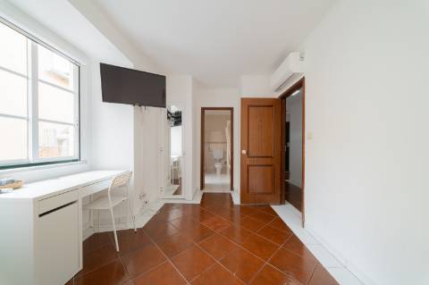 Prédio Urbano em Propriedade Total com Potencial Residencial - Campo de Ourique / Largo do Rato, Lisboa