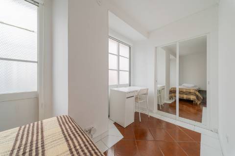 Prédio Urbano em Propriedade Total com Potencial Residencial - Campo de Ourique / Largo do Rato, Lisboa