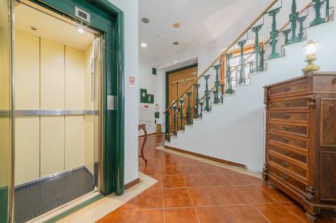 Prédio Urbano em Propriedade Total com Potencial Residencial - Campo de Ourique / Largo do Rato, Lisboa