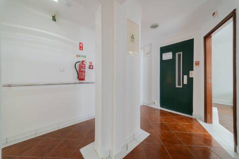 Prédio Urbano em Propriedade Total com Potencial Residencial - Campo de Ourique / Largo do Rato, Lisboa