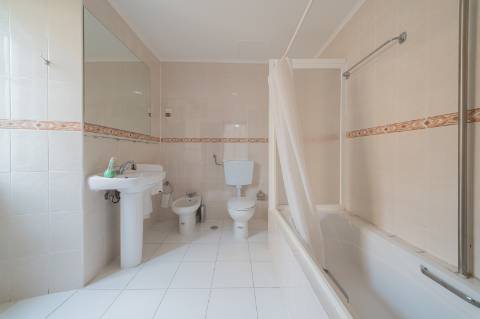 Prédio Urbano em Propriedade Total com Potencial Residencial - Campo de Ourique / Largo do Rato, Lisboa