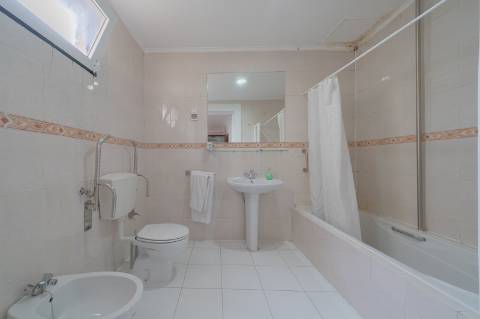 Prédio Urbano em Propriedade Total com Potencial Residencial - Campo de Ourique / Largo do Rato, Lisboa