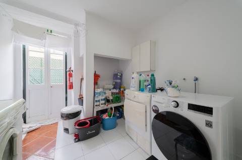 Prédio Urbano em Propriedade Total com Potencial Residencial - Campo de Ourique / Largo do Rato, Lisboa