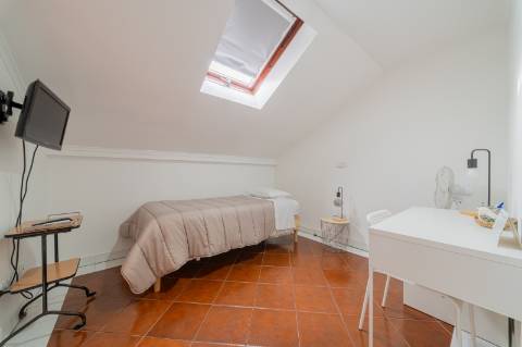 Prédio Urbano em Propriedade Total com Potencial Residencial - Campo de Ourique / Largo do Rato, Lisboa