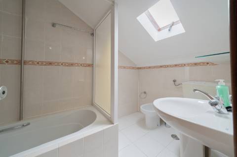 Prédio Urbano em Propriedade Total com Potencial Residencial - Campo de Ourique / Largo do Rato, Lisboa