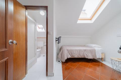 Prédio Urbano em Propriedade Total com Potencial Residencial - Campo de Ourique / Largo do Rato, Lisboa