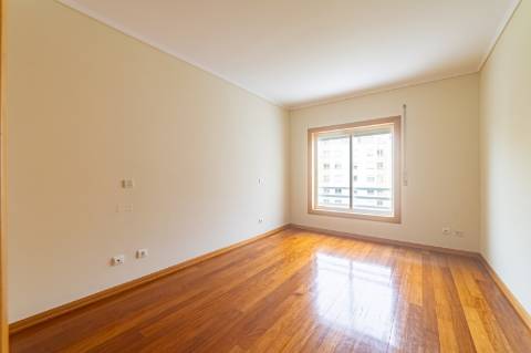 T2 com BOX Urbanização Jardins da Parede