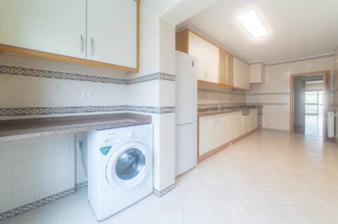 T2 com BOX Urbanização Jardins da Parede