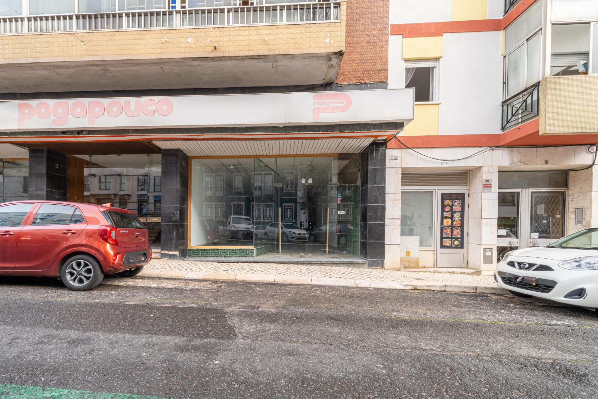 Loja de grande dimensão em zona prime - Rua Latino Coelho
