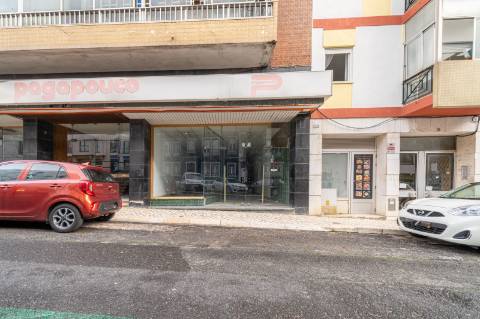 Loja de grande dimensão em zona prime - Rua Latino Coelho
