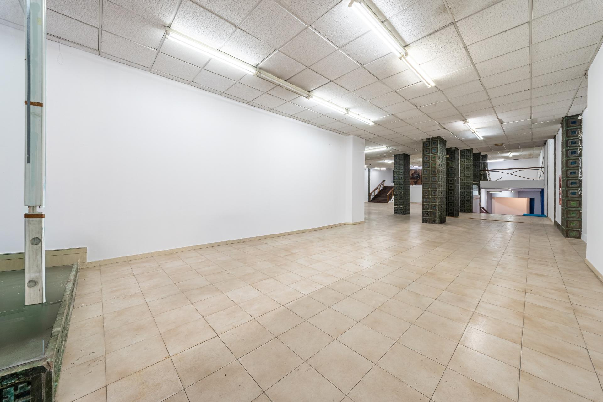 Loja de grande dimensão em zona prime - Rua Latino Coelho
