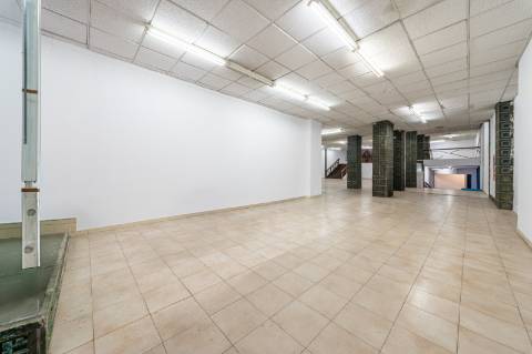 Loja de grande dimensão em zona prime - Rua Latino Coelho
