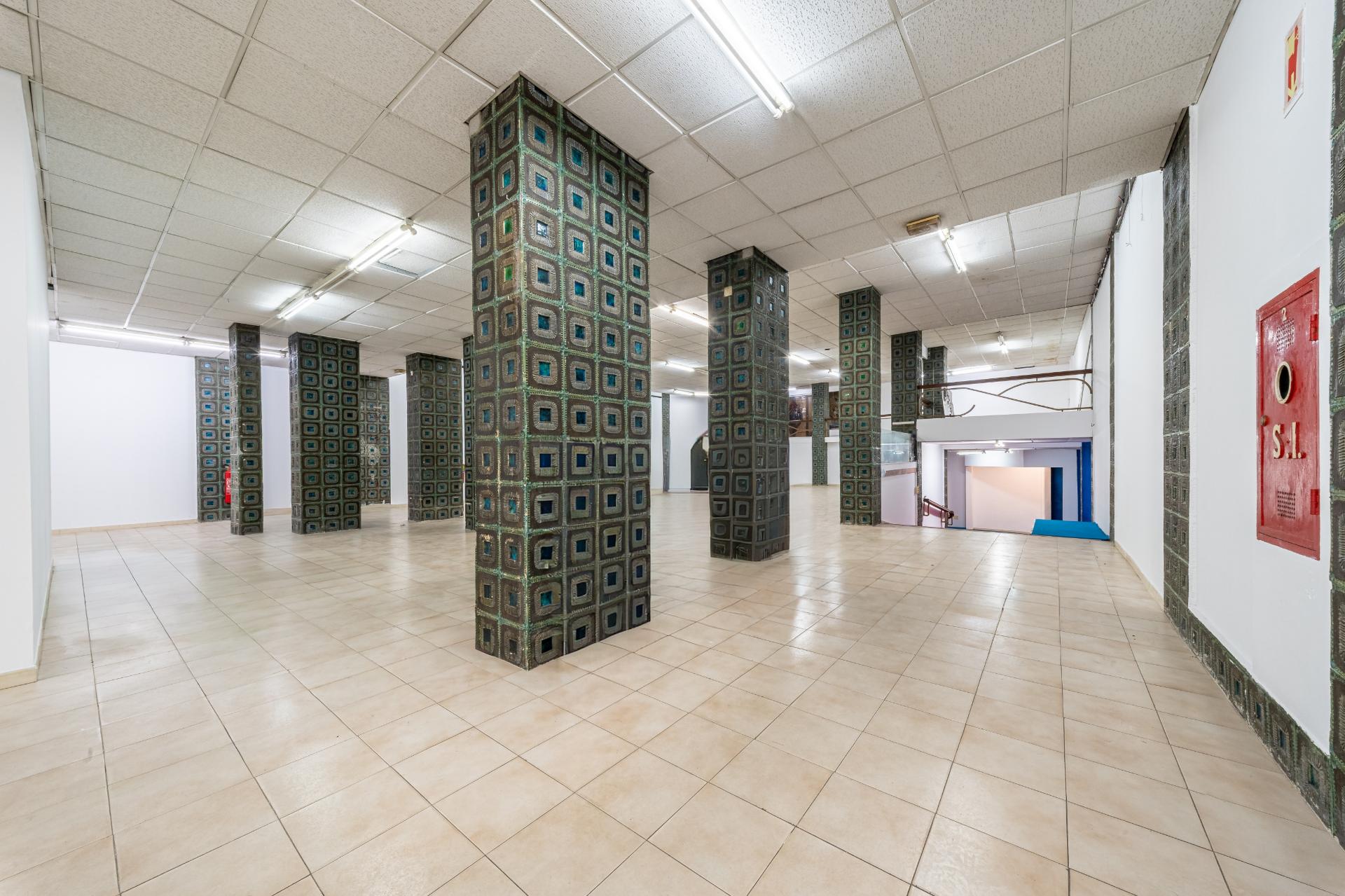 Loja de grande dimensão em zona prime - Rua Latino Coelho
