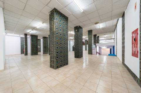 Loja de grande dimensão em zona prime - Rua Latino Coelho
