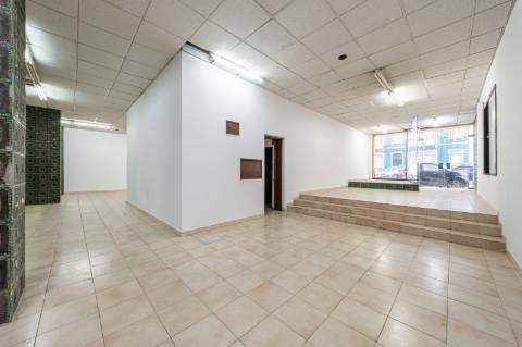 Loja de grande dimensão em zona prime - Rua Latino Coelho
