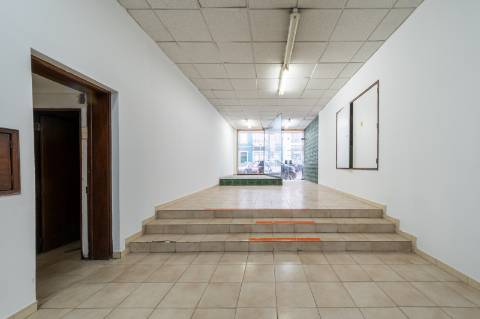 Loja de grande dimensão em zona prime - Rua Latino Coelho
