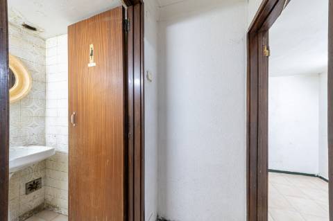 Loja de grande dimensão em zona prime - Rua Latino Coelho
