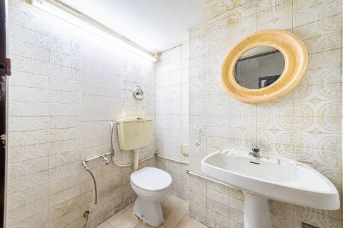 Loja de grande dimensão em zona prime - Rua Latino Coelho
