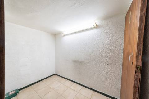 Loja de grande dimensão em zona prime - Rua Latino Coelho
