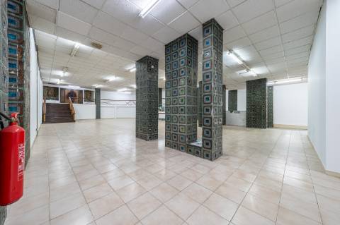 Loja de grande dimensão em zona prime - Rua Latino Coelho
