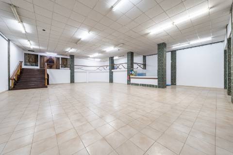 Loja de grande dimensão em zona prime - Rua Latino Coelho
