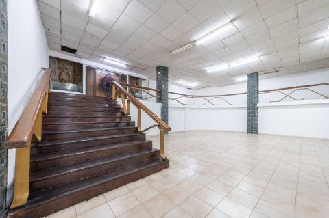 Loja de grande dimensão em zona prime - Rua Latino Coelho
