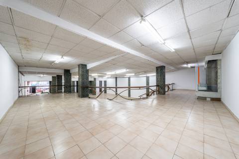 Loja de grande dimensão em zona prime - Rua Latino Coelho
