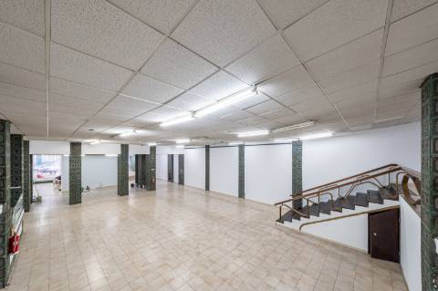 Loja de grande dimensão em zona prime - Rua Latino Coelho
