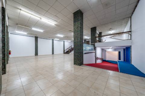 Loja de grande dimensão em zona prime - Rua Latino Coelho
