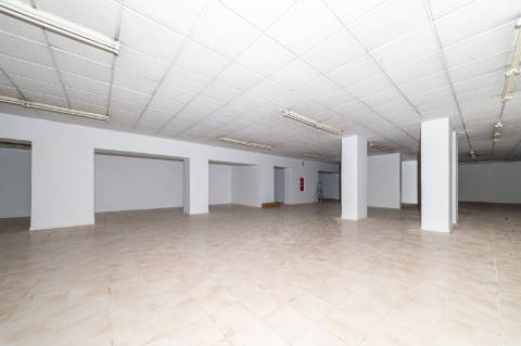 Loja de grande dimensão em zona prime - Rua Latino Coelho
