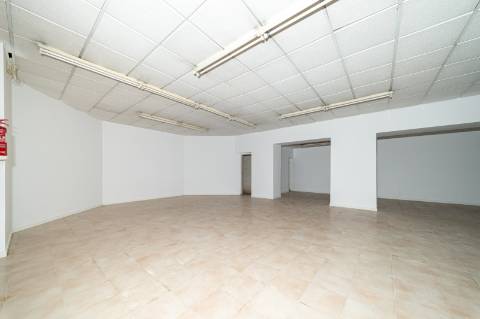 Loja de grande dimensão em zona prime - Rua Latino Coelho
