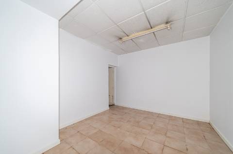 Loja de grande dimensão em zona prime - Rua Latino Coelho
