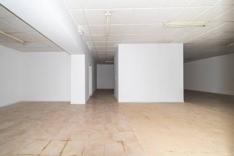 Loja de grande dimensão em zona prime - Rua Latino Coelho
