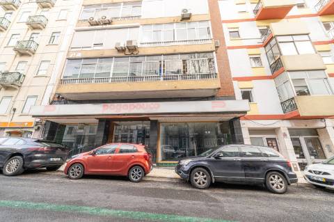 Loja de grande dimensão em zona prime - Rua Latino Coelho
