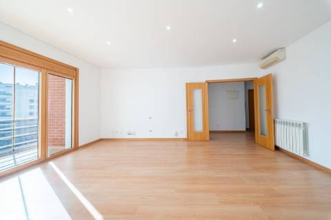 T3 Exclusivo nas Colinas do Cruzeiro: Luz, espaço e sofisticação numa das zonas mais prestigiadas da Grande Lisboa