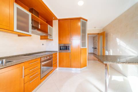 T3 Exclusivo nas Colinas do Cruzeiro: Luz, espaço e sofisticação numa das zonas mais prestigiadas da Grande Lisboa