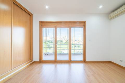 T3 Exclusivo nas Colinas do Cruzeiro: Luz, espaço e sofisticação numa das zonas mais prestigiadas da Grande Lisboa