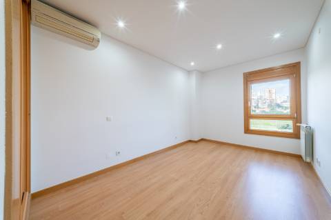 T3 Exclusivo nas Colinas do Cruzeiro: Luz, espaço e sofisticação numa das zonas mais prestigiadas da Grande Lisboa